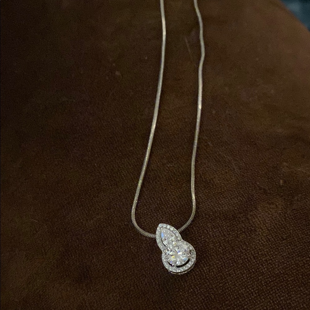 Elegant Silver Necklace with Crystal Pendant